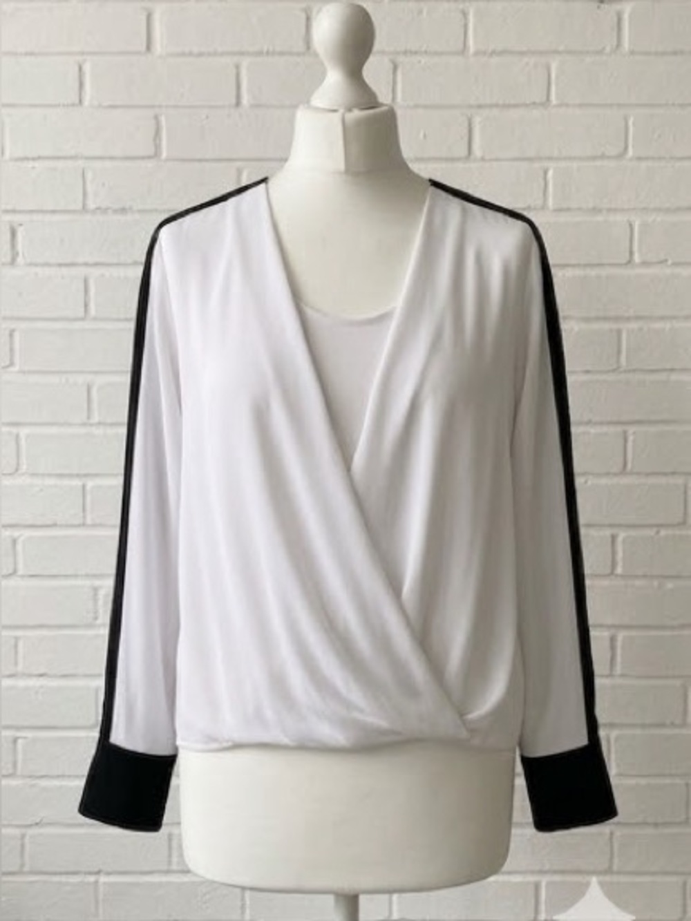 BCBGMaxAzria White Crepe Blouse With Black Accents US XL - Picture 13 of 13